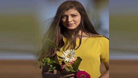 BanLipstick : तेजस्विनी पंडीतच्‍या ‘लिपस्‍टिक ‘बॅन’मुळे चाहते संभ्रमात