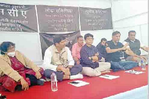 ‘एमसीए’विरोधात उपोषणाला बसलेले अनिल वाल्हेकर, अ‍ॅड. कमल सावंत व इतर.