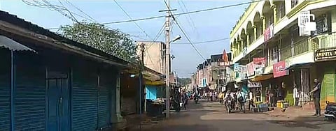 महाराष्ट्र एकीकरण समितीचे अध्यक्ष दीपक दळवींना काळे फासल्‍याच्या निषेधार्थ बेळगावात कडकडीत बंद