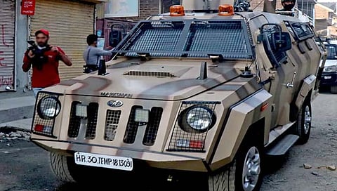 bullet-proof vehicles : काश्‍मीरमध्‍ये पोलिसांना आता बुलेटप्रूफ वाहने