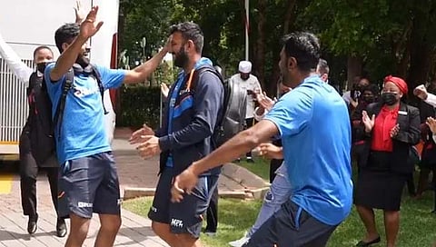 R Ashwin Dance : अश्विनने चेतेश्वर पुजाराला नाचवलं, तर मोहम्मद सिराज हॉटेल स्टाफसोबत थिरकला 