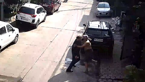 DSP Video : अर्धनग्‍न अवस्थेत ‘डीएसपी’ची शेजाऱ्याला बेदम मारहाण ( व्‍हिडीओ व्‍हायरल )