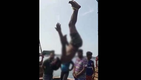 व्हायरल व्हिडिओ : मानवतेला लाज आणली! मोबाईल चोरीच्या संशयावरुन एकाला उलटे टांगून मारले