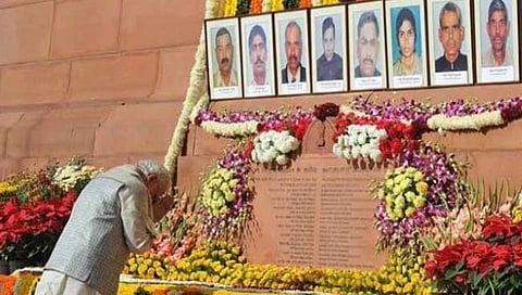 पंतप्रधान मोदी यांनी संसद हल्ल्यातील शहिदांना  श्रद्धांजली
वाहिली