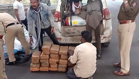 Nagpur : नागपूरमध्ये साडेसात लाखांचा गांजा पकडला, मास्क आणि सॅनिटायझरखाली होता लपवला