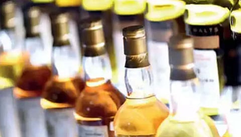 nashik liquor seized : देशी-विदेशी दारूसह ११ लाखांचा मुद्देमाल जप्‍त