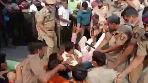 म्हाडा परीक्षा रद्द : जितेंद्र आव्हाडांच्या बंगल्‍याबाहेर एनसीपी कार्यकर्ते- अखिल भारतीय विद्यार्थी सेनेत हाणामारी