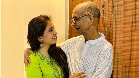 सायली संजीव वडिलांसोबत 