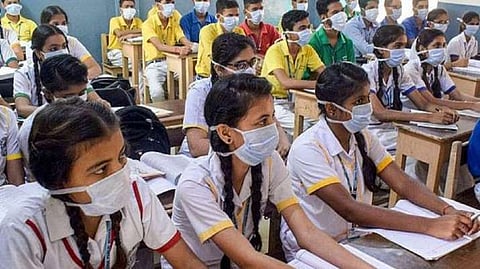 Coronavirus update : ‘या’ शाळेत १८ मुले कोरोनाबाधित; राज्यातील शाळा बंद करण्याचे संकेत