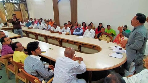 कोल्हापूर जिल्हा बँकेत निवेदिता माने, यड्रावकर यांनी शिवसेनेचा अपमान केला  : संजय पवार