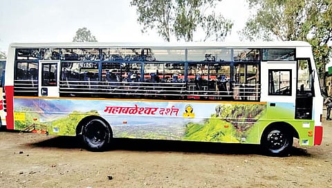 सातारा विभागात दाखल झालेल्या या पारदर्शक बसला चारही बाजूने काचा आहेत.