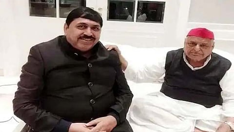 समाजवादी पार्टीचे ज्‍येष्‍ठ नेते मुलायमसिंह यादव यांच्‍यासमवेत प्रमोद गुप्‍ता. ( संग्रहित छायाचित्र )