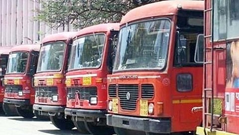 एस टी च्या 55 हजार संपकरी कर्मचार्‍यांना नोटीस बजावल्या