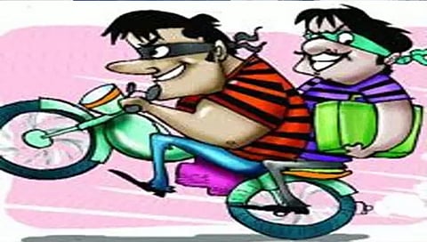 कर्मचार्‍याच्या हातून पळविली एक लाखाची रोकड ; चोरट्यांचा धूम स्टाईल पोबारा