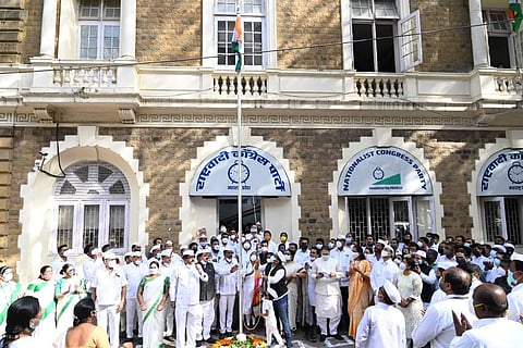 रोहित पाटील यांच्या हस्ते  ध्वजारोहण