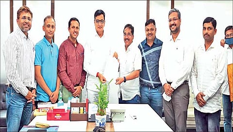 मुंबई : सत्ताप्रकार ‘इ’ मधून व्यापारी आणि नागरिकांच्या मालमत्ता मुक्‍त करण्याचा आदेश महसूलमंत्री  बाळासाहेब थोरात यांनी गुरुवारी सांगली शहर जिल्हा काँग्रेसचे अध्यक्ष पृथ्वीराज पाटील यांना दिला. 