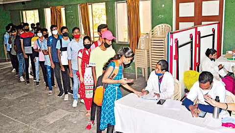 कोल्हापूर  : लसीकरणासाठी लागलेली रांग.