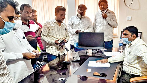 कुर्डुवाडी : नगरपालिका मुख्याधिकार्‍यांना माजी नगराध्यक्ष दत्ता गवळी यांच्यासह कार्यकर्त्यांनी गराडा घातला. 