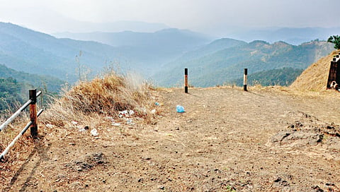कोल्हापूर : आंबा घाटातील या ‘विसावा पॉईंट’वर संरक्षक कठडाच नसल्याने कोल्हापूरची एक कार दरीत कोसळल्याने वाहनचालकाला जीव गमवावा लागला. एकाचा जीव गेल्यानंतरही अद्यापही या ठिकाणी कठडा उभारण्यात आलेला नाही. 