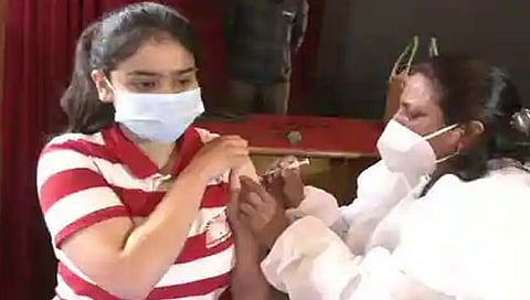 Covid vaccination : पहिल्‍याच दिवशी सुमारे ४ लाखांहून अधिक मुलांनी घेतला पहिला डोस