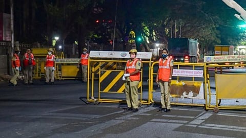 Karnataka : कर्नाटकात नाईट कर्फ्यू मागे; महाराष्ट्रातून येणाऱ्यांना RT-PCR निगेटिव्ह अहवालाची सक्ती कायम