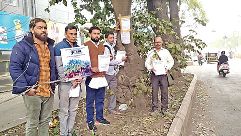 नाशिक वृक्षतोड  : हे झाड तोडू नका’ अशा आशयाची पत्रके चिकटवित पर्यावरणप्रेमी एकवटले