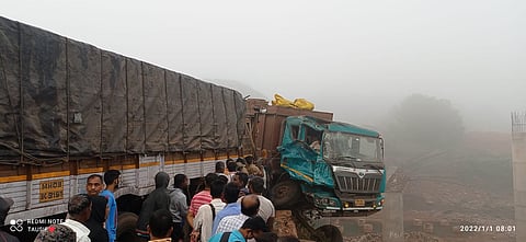 रत्‍नागिरी : बावनदी येथे भीषण अपघात; कंटेनरची तीन वाहनांना धडक; वाहतूक ठप्प