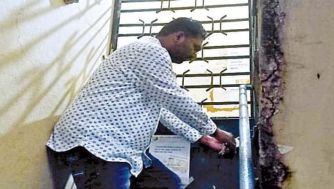 कोल्हापूर : चित्रपट महामंडळाच्या कार्यालयाला टाळे लावताना उपाध्यक्ष धनाजी यमकर.
