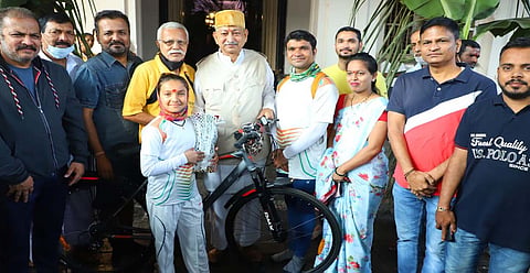 सायकलपटू सई पाटील हिचा सत्कार करताना श्रीमंत शाहू छत्रपती महाराज. शेजारी मदन पाटील, डॉ. संदीप पाटील,  प्रशांत साळुंखे, मोहन खोत,  अरुण सावंत आदी.