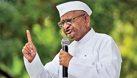 नाशिकमध्ये रस्ता चोरीला गेलाय, या रस्त्यासाठी अण्णा हजारे यांना साकडे…