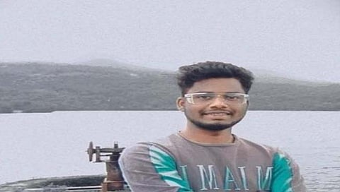 हॅलो मी युक्रेनमधून बोलतोय मला वाचवा : मंडणगडच्या आकाशची आर्त हाक