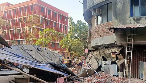 कुर्ला येथे म्हाडाच्या इमारतीचे छत कोसळून एका बालकाचा मृत्यू