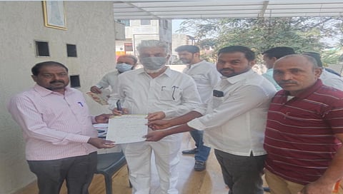 खतांची साठेबाजी करणाऱ्यांवर कारवाई करावी ; शेतकरी संघटनेचे कृषीमंत्र्याना साकडे