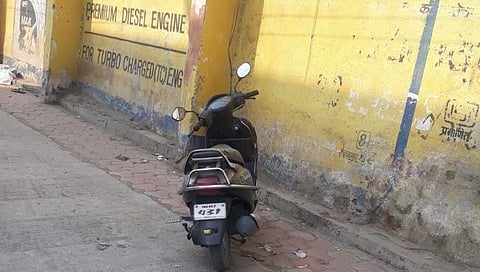 बीड : दुचाकीच्‍या डिक्कीतील १० लाखांचे दागिने लंपास