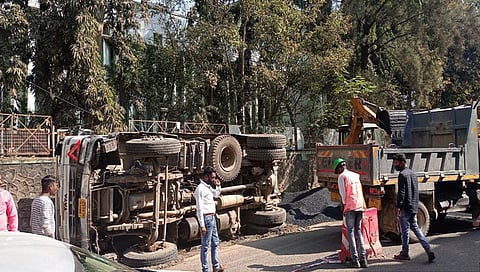 पलटी झालेला ट्रक 
