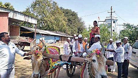 नववधुचे परतमूळ बैलगाडीतून
