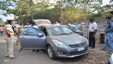 नाशिक : गुन्ह्यात वापरलेल्या कारची पाहणी करताना व पुरावे गोळा करताना सरकारवाडा पोलिस आणि फॉरेन्सिक पथक. 