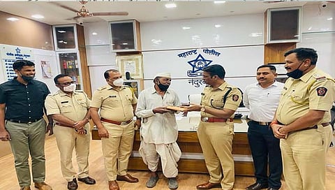 पोलीस नी केली अडचणीतील वृद्धाची मदत 
