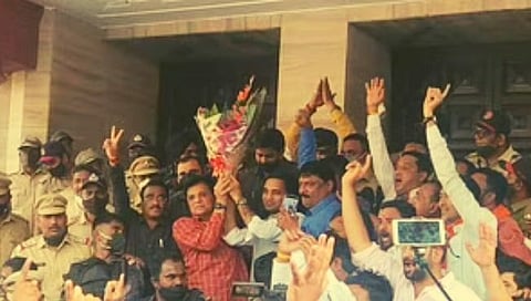 पुणे महापालिकेत बेकायदा जमाव केल्‍याप्रकरणी भाजप शहराध्यक्षांसह 300 जणांवर गुन्हा दाखल