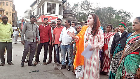नाशिक : रामसेतू पूल येथे व्यावसायिकांशी बोलताना कल्पना पांडे