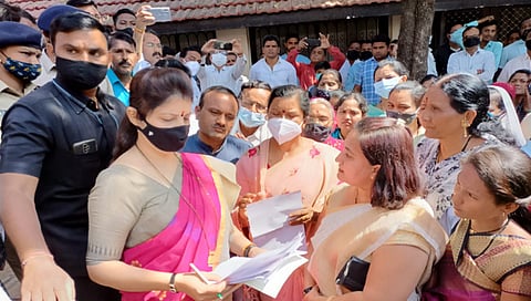 साक्री नगरपंचायत : मोहिनी जाधव खून प्रकरणातील गुन्हा मागे घ्या ; महिला आयोगाच्या अध्यक्षांना साक्रीतील महिलांचे निवेदन
