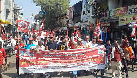 Dhule : सातबाराच्या मागणीसाठी 80 किलोमीटर पायपीट करून आदिवासी शेतकऱ्यांचा मोर्चा