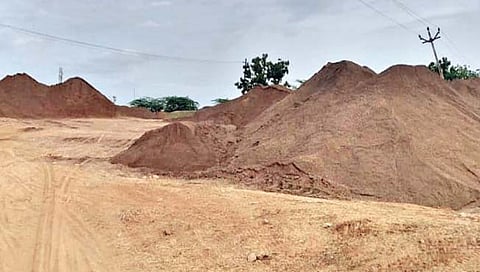 सातारा : माणदेशात अधिकार्‍यांच्या पाठबळाने वाळूची लूट