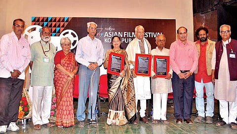 कोल्हापूर : थर्ड आय फिल्म फेस्टिव्हलच्या वतीने रमेश देव व सीमा देव यांचा जीवन गौरव पुरस्कार देऊन गौरव करण्यात आला होता. यावेळी चंद्रकांत जोशी, सुमित्रा भावे, त्यागराज पेंढारकर, तत्कालीन जिल्हाधिकारी लक्ष्मीकांत देशमुख आदी उपस्थित होते.