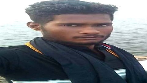 वीस वर्षीय युवक 