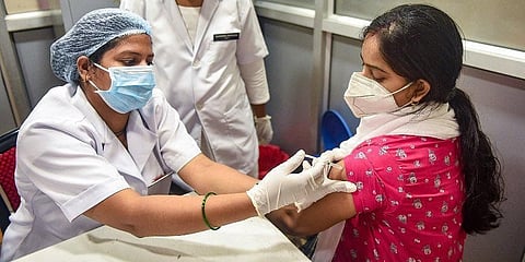 कोरोना रुग्णसंख्येत १४ टक्क्यांनी घट, २४ तासांत २२ हजार नवे रुग्ण, ३२५ जणांचा मृत्यू
