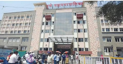 लक्ष्मी रस्त्यावरील इमारतीमध्ये पार्किंगच्या अतिक्रमणावर हातोडा; महापालिकेची कारवाई