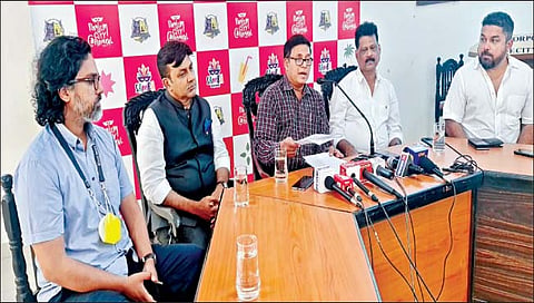 पणजी : महापालिकेत आयोजित पत्रकार परिषदेत माहिती देताना आयुक्‍त आग्नेलो फर्नांडिस. बाजूला इतर.

