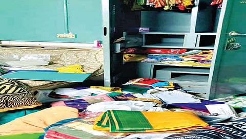 संकेश्‍वर : चोरट्यांनी विस्कटलेली लोखंडी तिजोरी.