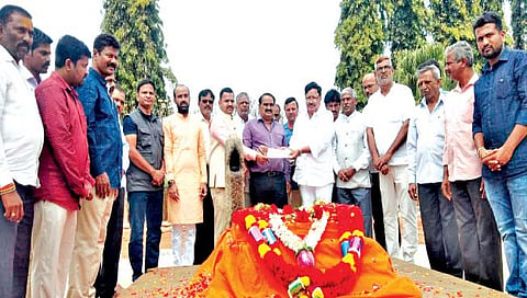 होदिगिरे : येथील छत्रपती शहाजीराजे समाधीच्या जीर्णोद्धारासाठी डॉ. श्रीकांत शिंदे फाऊंडेशनकडून छत्रपती शहाजीराजे स्मारक विकास समितीकडे पाच लाखांचा धनादेश सुपूर्द करण्यात आला. यावेळी विश्‍वास पाटील, मंगेश चिवटे, मल्लेश शिंदे, बाजीराव चव्हाण आदी.